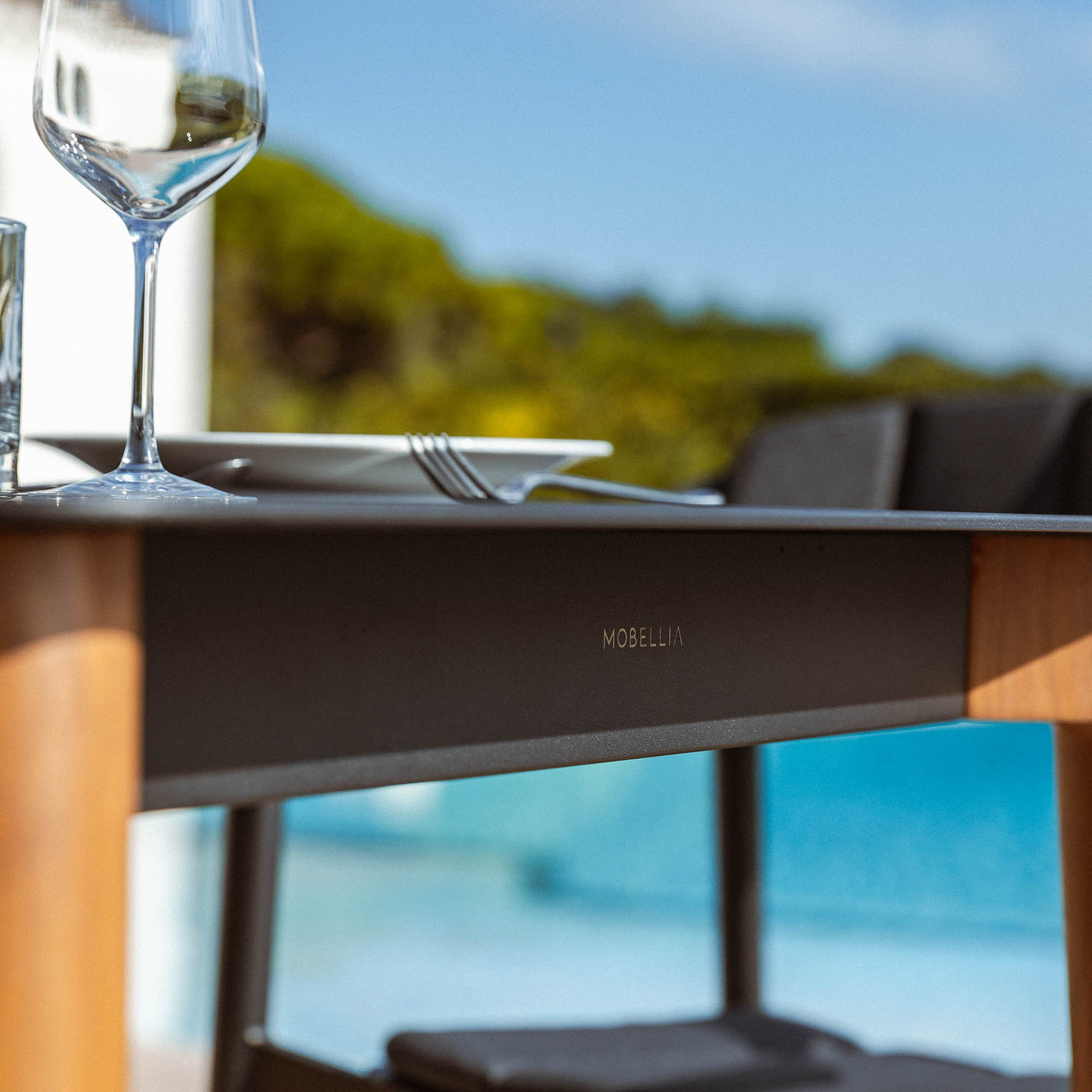 Table de jardin carrée Meublot Monte Carlo en aluminium, 76x76 cm, avec surface anthracite, idéale pour 4 personnes.