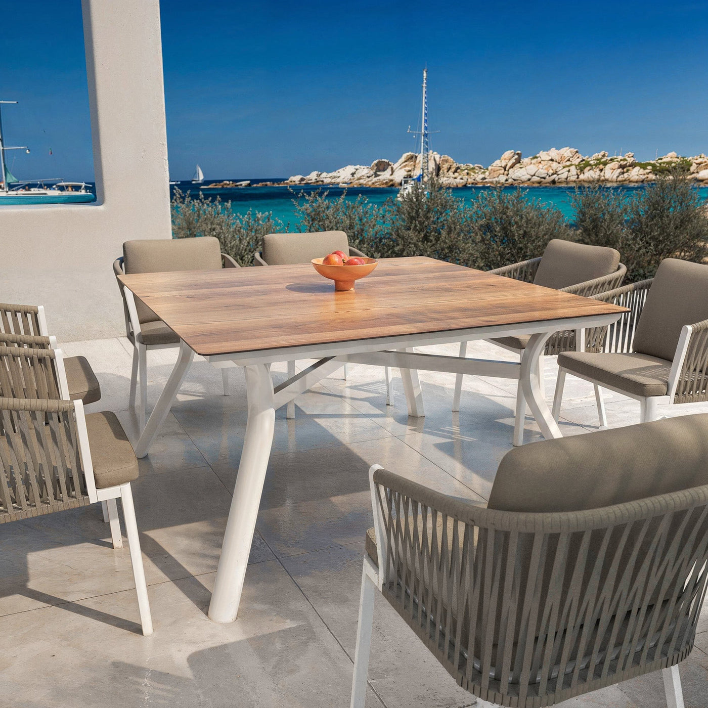 Table de jardin carrée pour 8 personnes, modèle Amalfi de Meublot, en bois blanc avec dimensions 136x136cm.