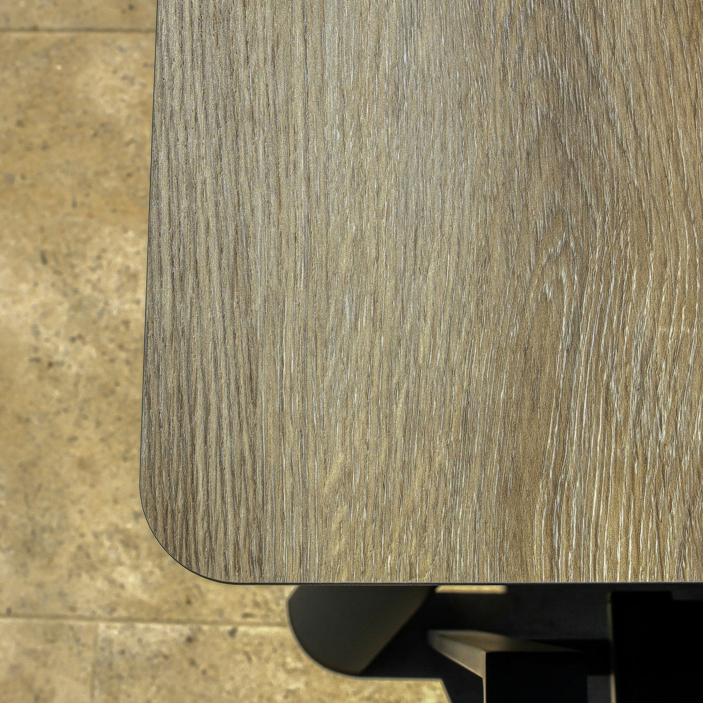 Table de jardin carrée Meublot Amalfi pour 8 personnes, dimensions 136x136cm, en bois avec surface élégante.