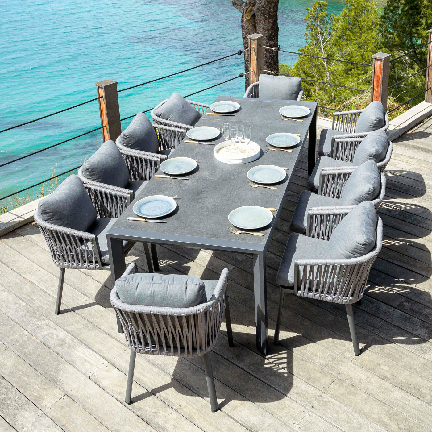 Table de jardin extensible Meublot Amalfi en aluminium gris anthracite, vue frontale, pouvant accueillir 10 personnes.