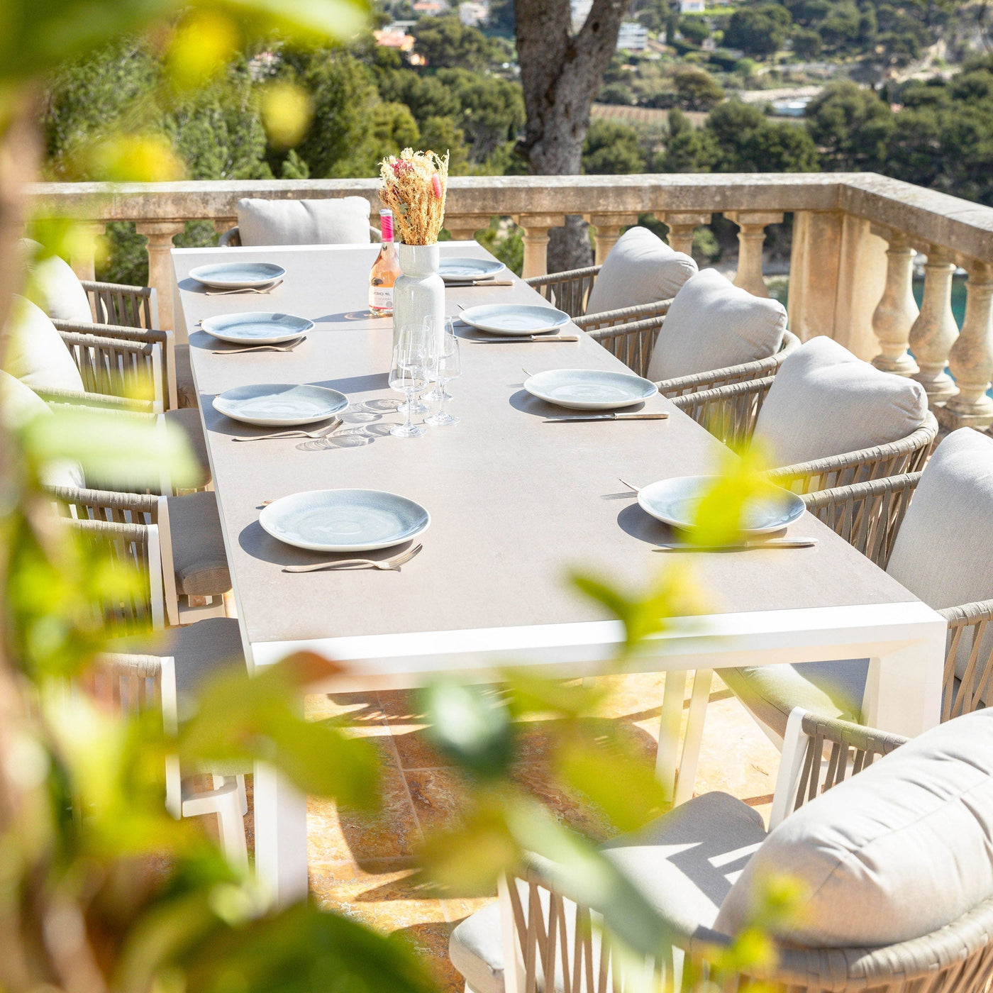 Table de jardin extensible Amalfi en aluminium blanc, 10 à 12 places, vue frontale, design artistique, Meublot