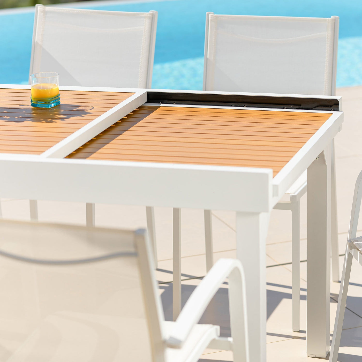 Table de jardin extensible Murano en aluminium effet bois pour 10 personnes, avec surface blanche, dimensions 135/270 x 90 cm.