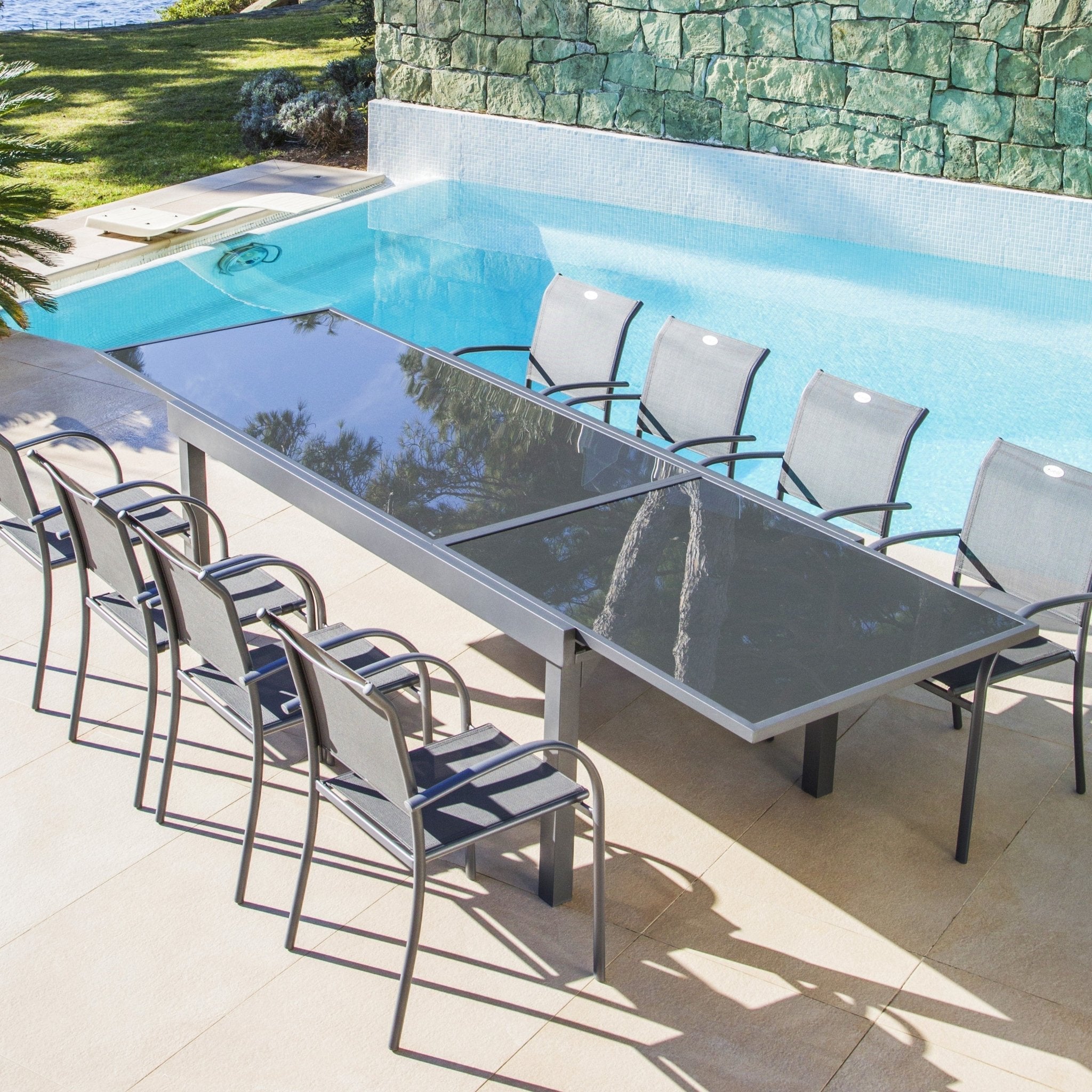 Table de jardin extensible en verre Murano pour 12 places, design anthracite, grande table en extérieur.