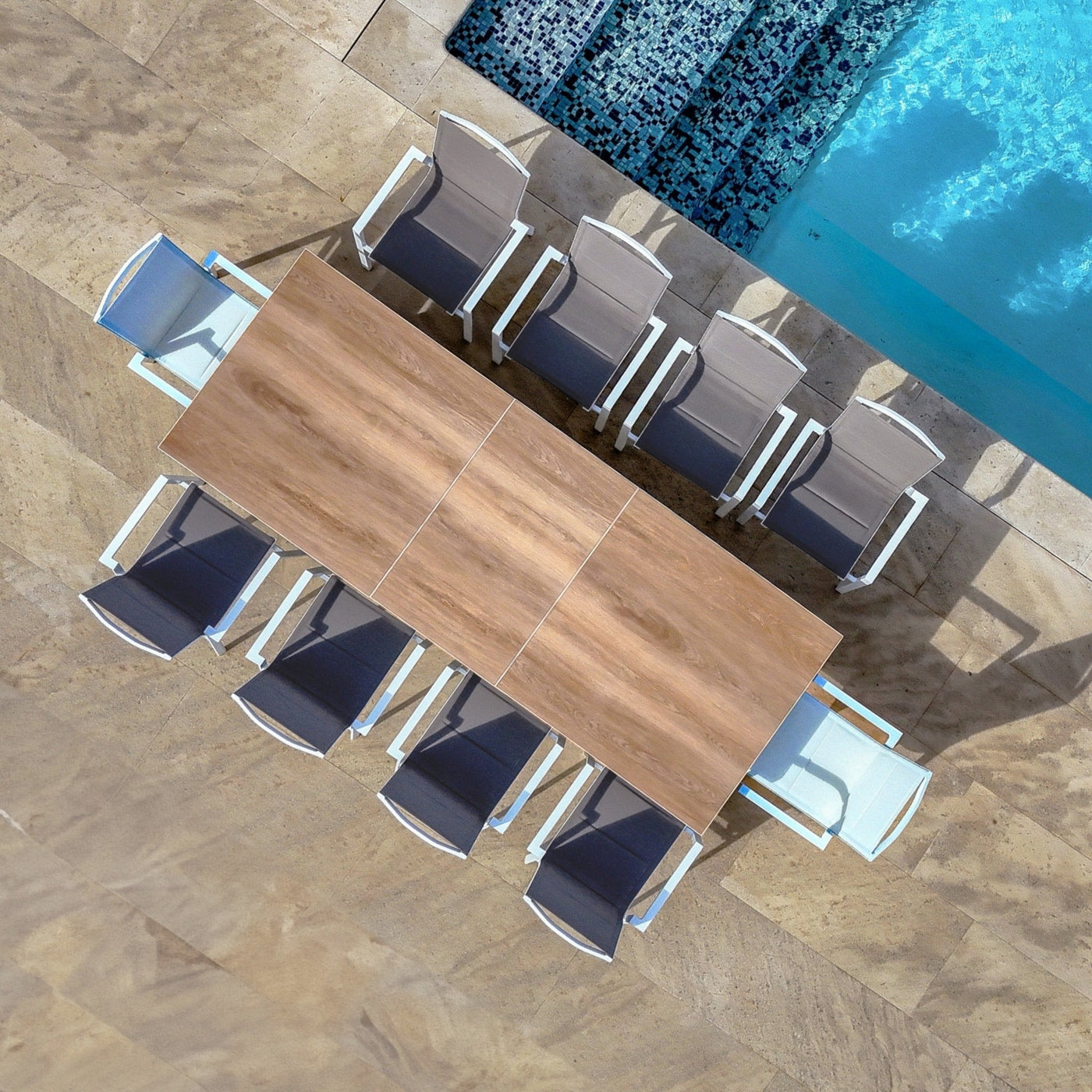 Table de jardin extensible automatique Meublot Amalfi en aluminium, capacité jusqu'à 10 places, style moderne et élégant.