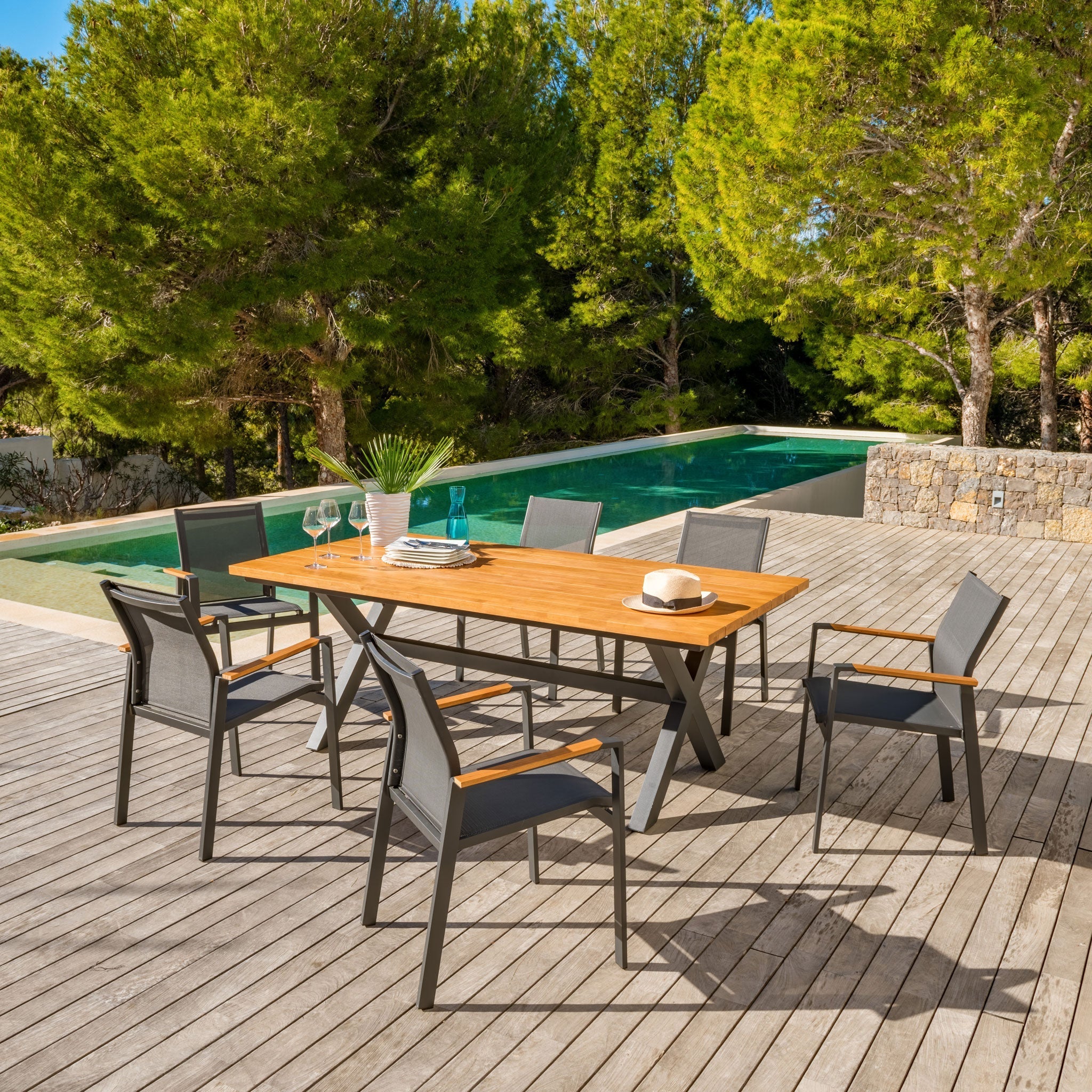 Table de jardin rectangulaire Bali en aluminium et bois gris, avec chaises assorties, pour extérieur élégant.