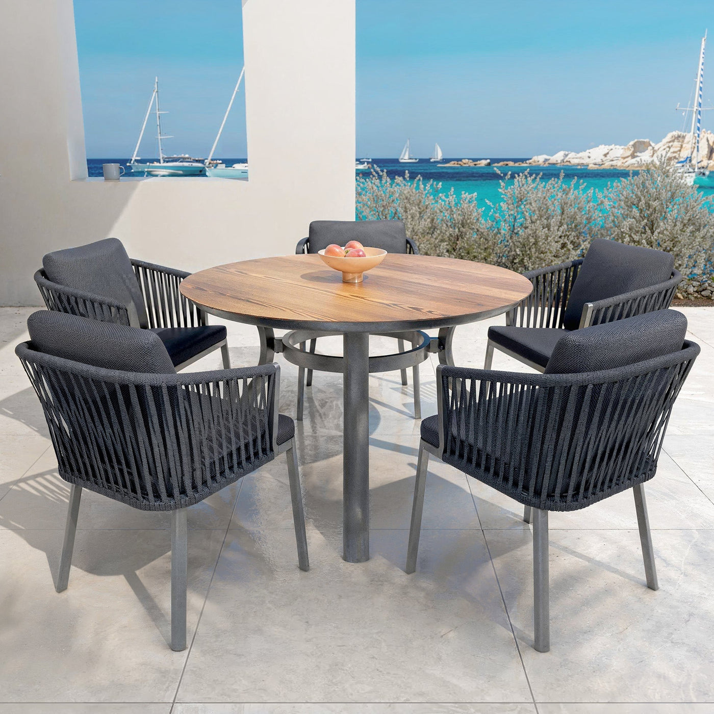 Table de jardin ronde pour 5 personnes Meublot Amalfi en gris, avec plateau en bois et pieds en métal robuste.