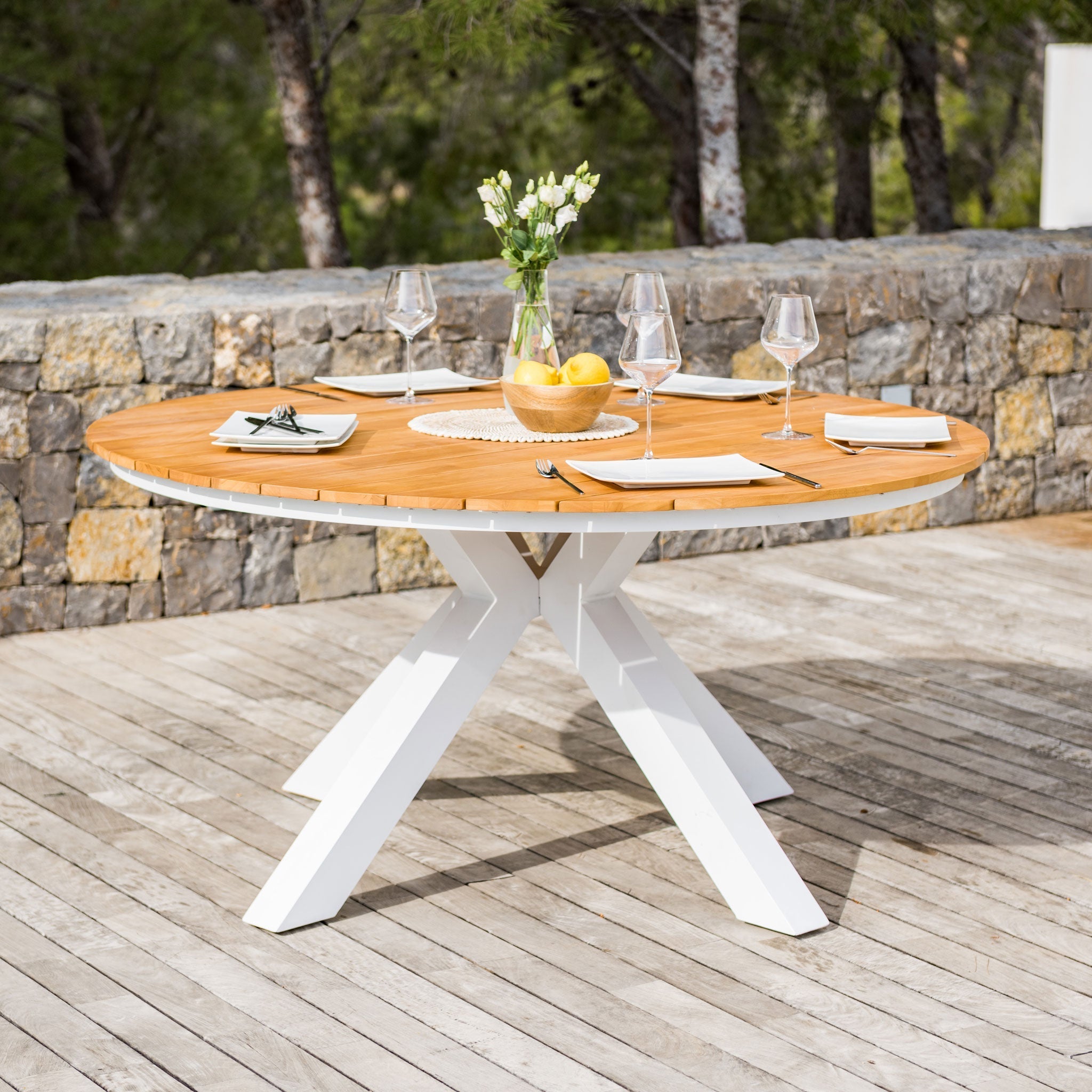 Table de jardin ronde Bali en aluminium et bois blanc, diamètre 140 cm, avec surface élégante et durable, par Meublot