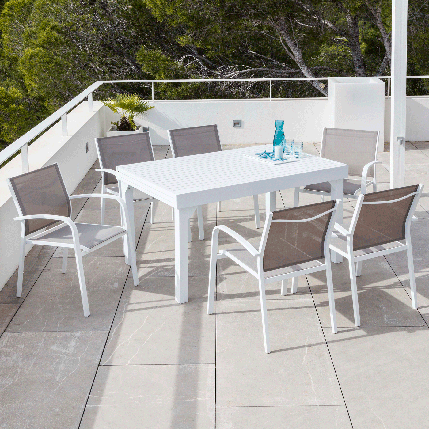 Table de jardin extensible Meublot Murano en aluminium avec 12 places, table blanche de 320 x 100 cm, image de la table avec chaises