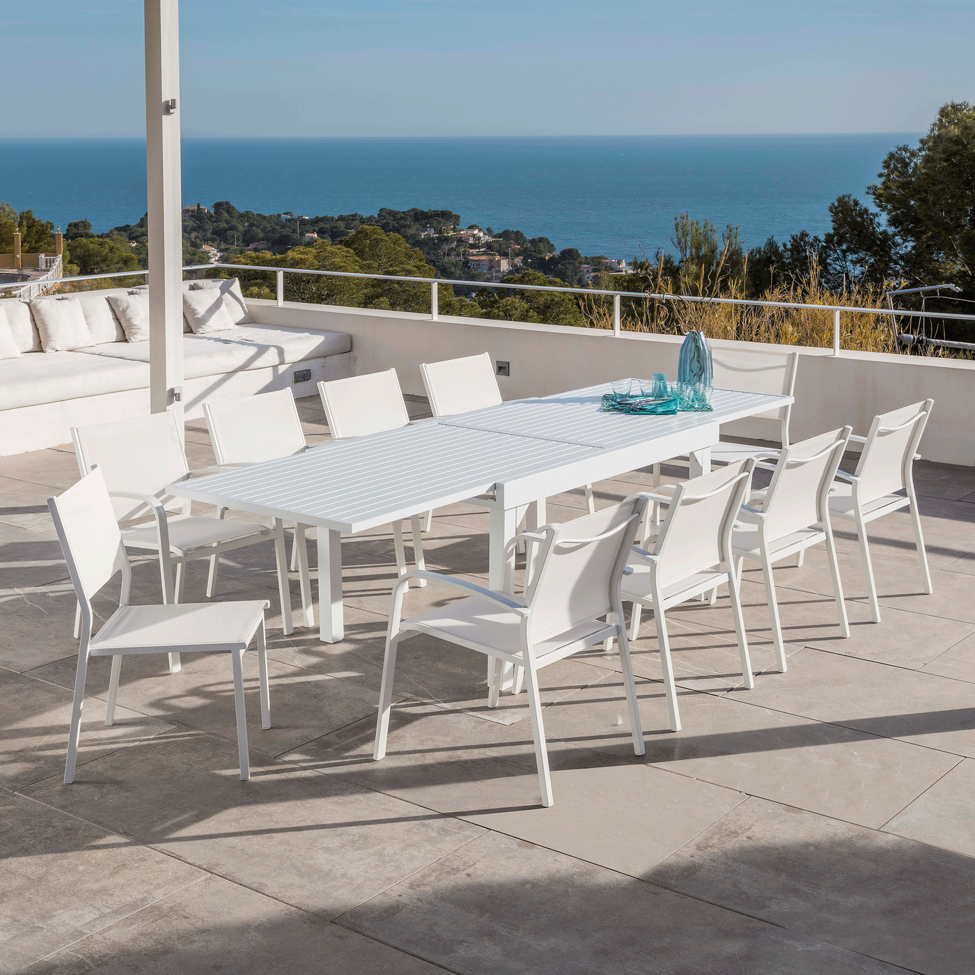 Table de jardin extensible Murano en aluminium pour 10 places, avec chaises blanches, table de 270x90 cm.