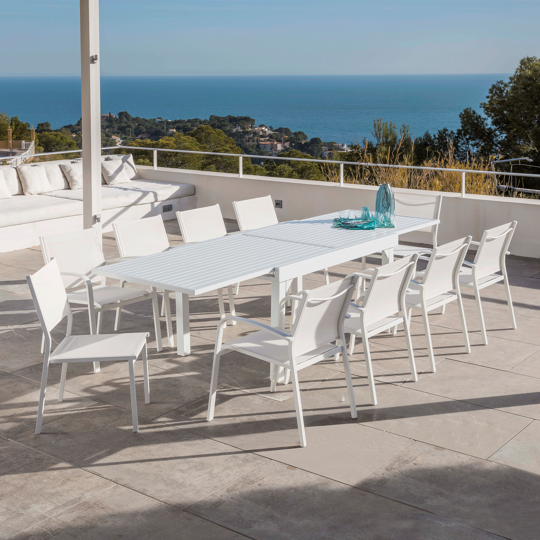 Table de jardin extensible Murano en aluminium pour 10 places, avec chaises blanches, table de 270x90 cm.