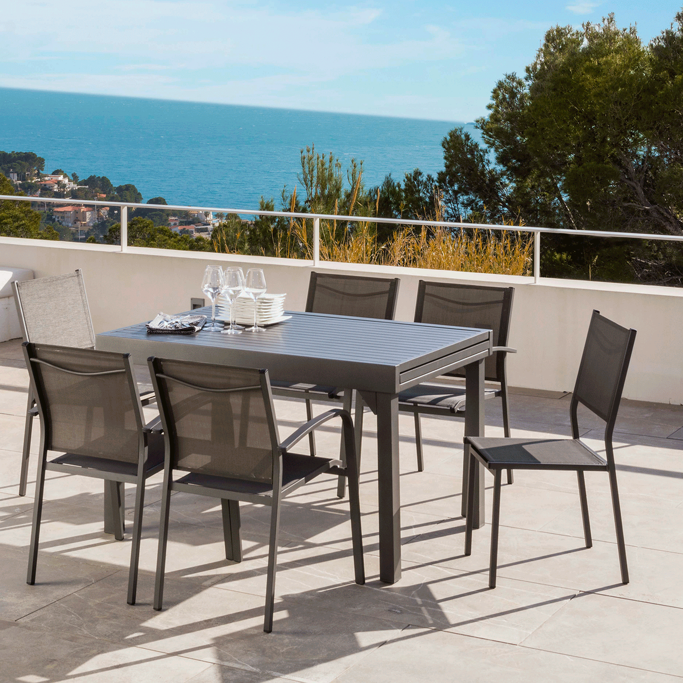Table de jardin extensible Murano en aluminium gris anthracite pour 10 personnes, grande table extérieure robuste et élégante.