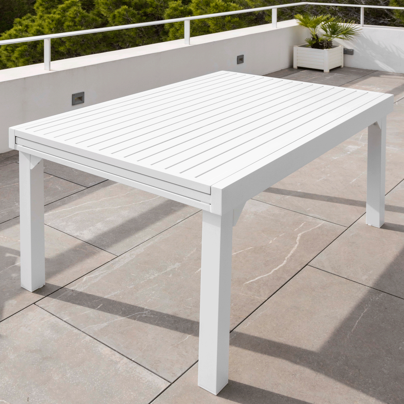 Table de jardin extensible Murano en aluminium blanc pour 10 personnes, avec surface de 270 x 90 cm, par Meublot.