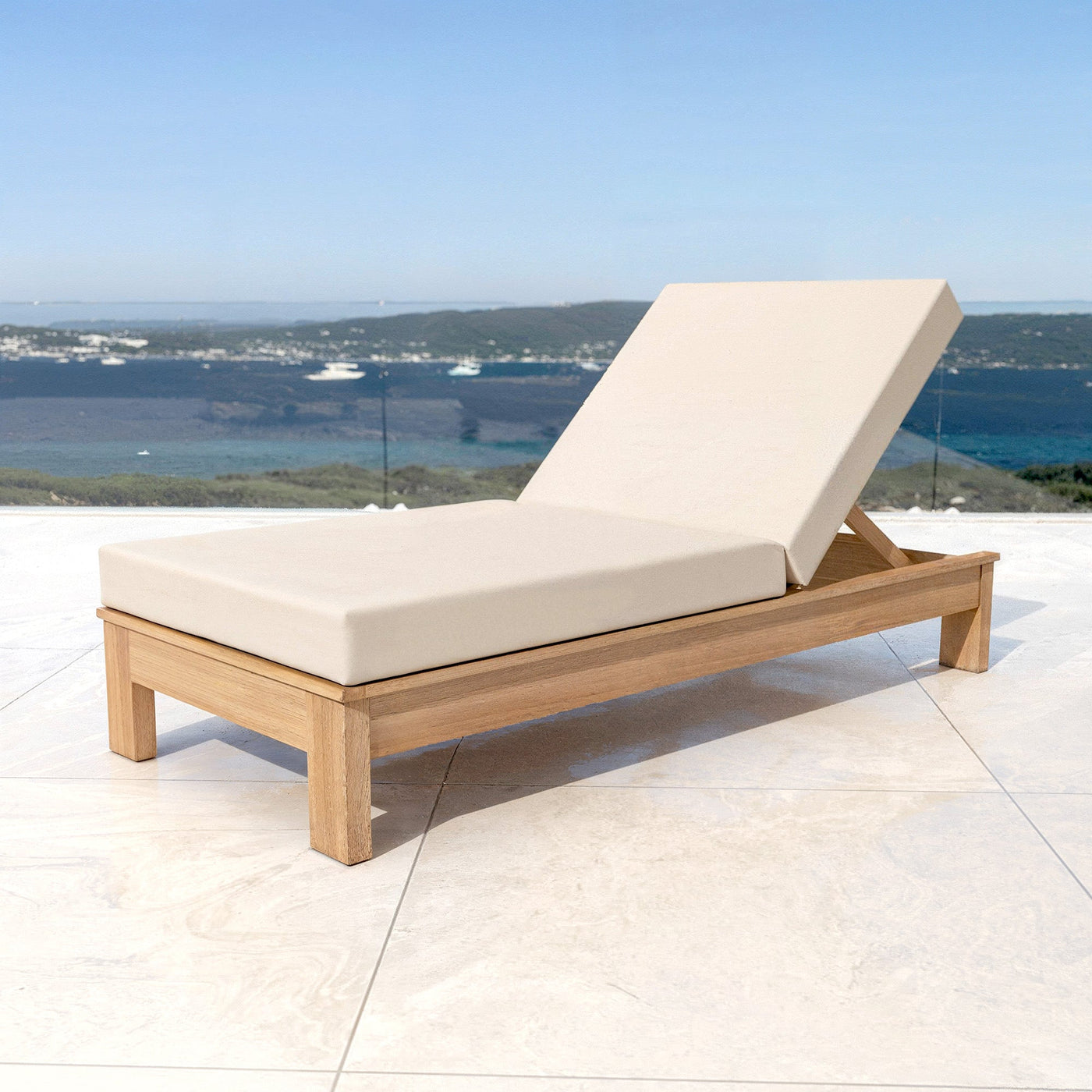 Transat Bains de soleil Bornéo de Meublot avec cadre en bois et coussin beige pour détente extérieure.