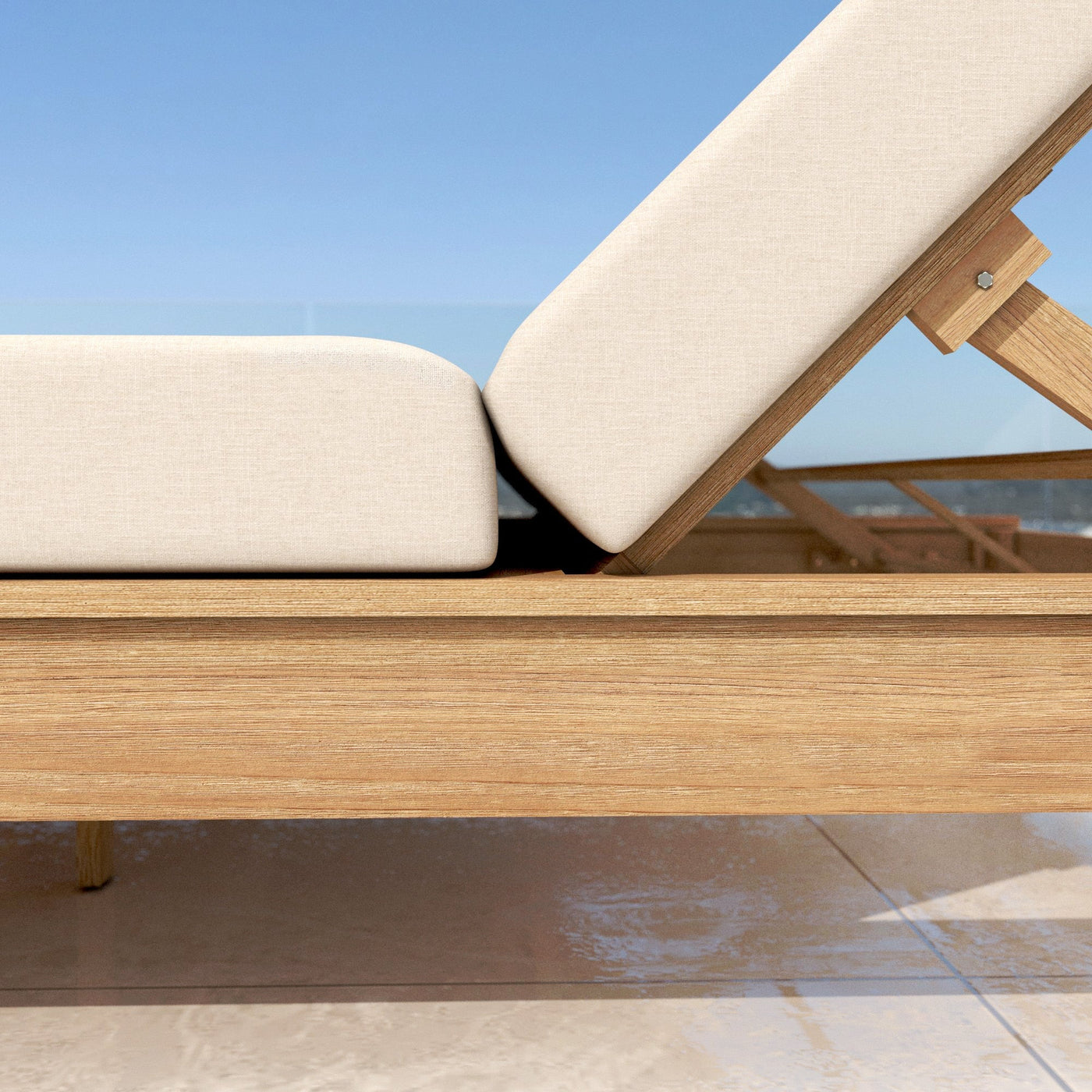 Transat Bornéo beige de la marque Meublot, bain de soleil avec cadre en bois et coussin confortable pour extérieur.