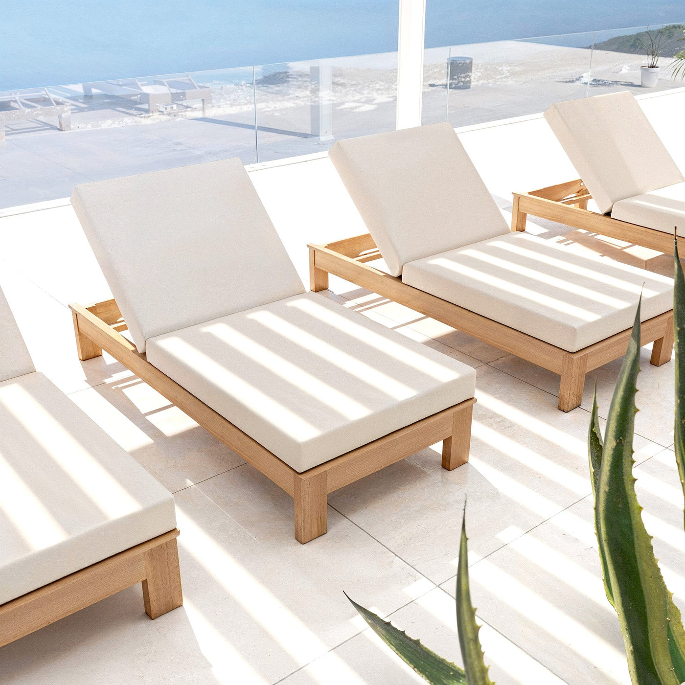 Transat Bornéo beige de Meublot, bain de soleil en bois avec coussin confort, idéale pour détente extérieure.