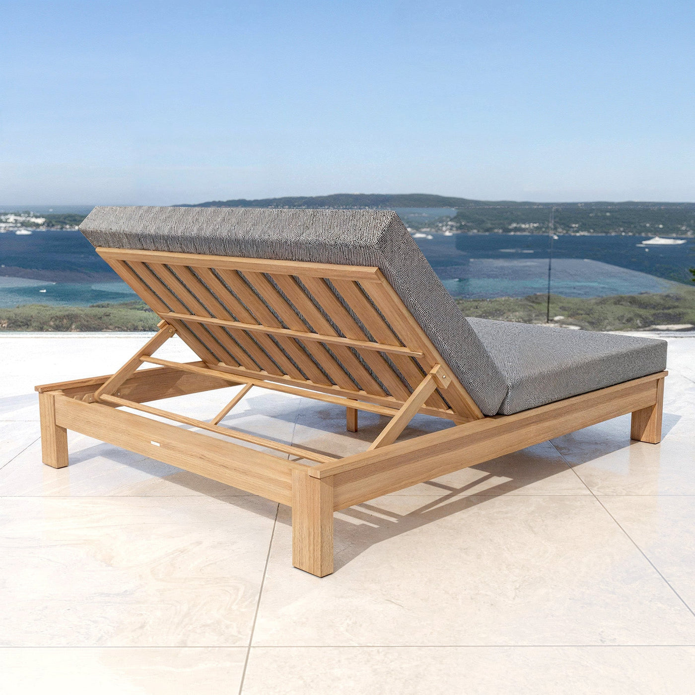 Transat double Bornéo de Meublot, bain de soleil en bois avec coussins, vue de l’arrière, idéal pour détente extérieure.