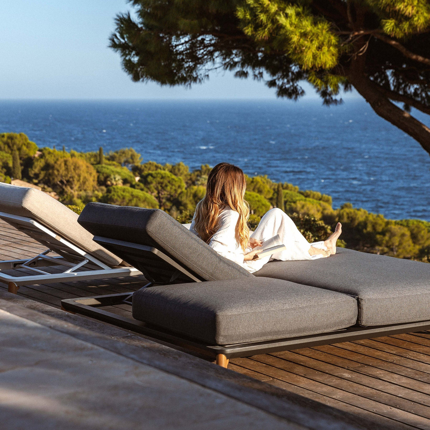 Transat double Monte Carlo Meublot en rotin anthracite avec coussins pour bain de soleil élégant et confortable.