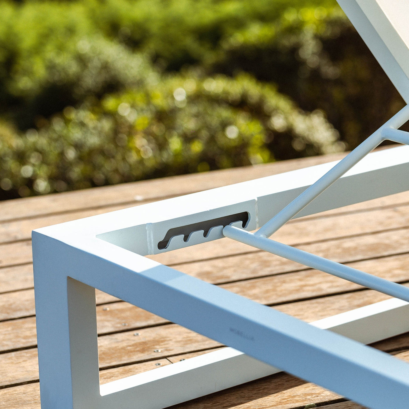 Transat de jardin Elba en aluminium blanc, bain de soleil confortable avec dossier ajustable, conçu par Meublot.