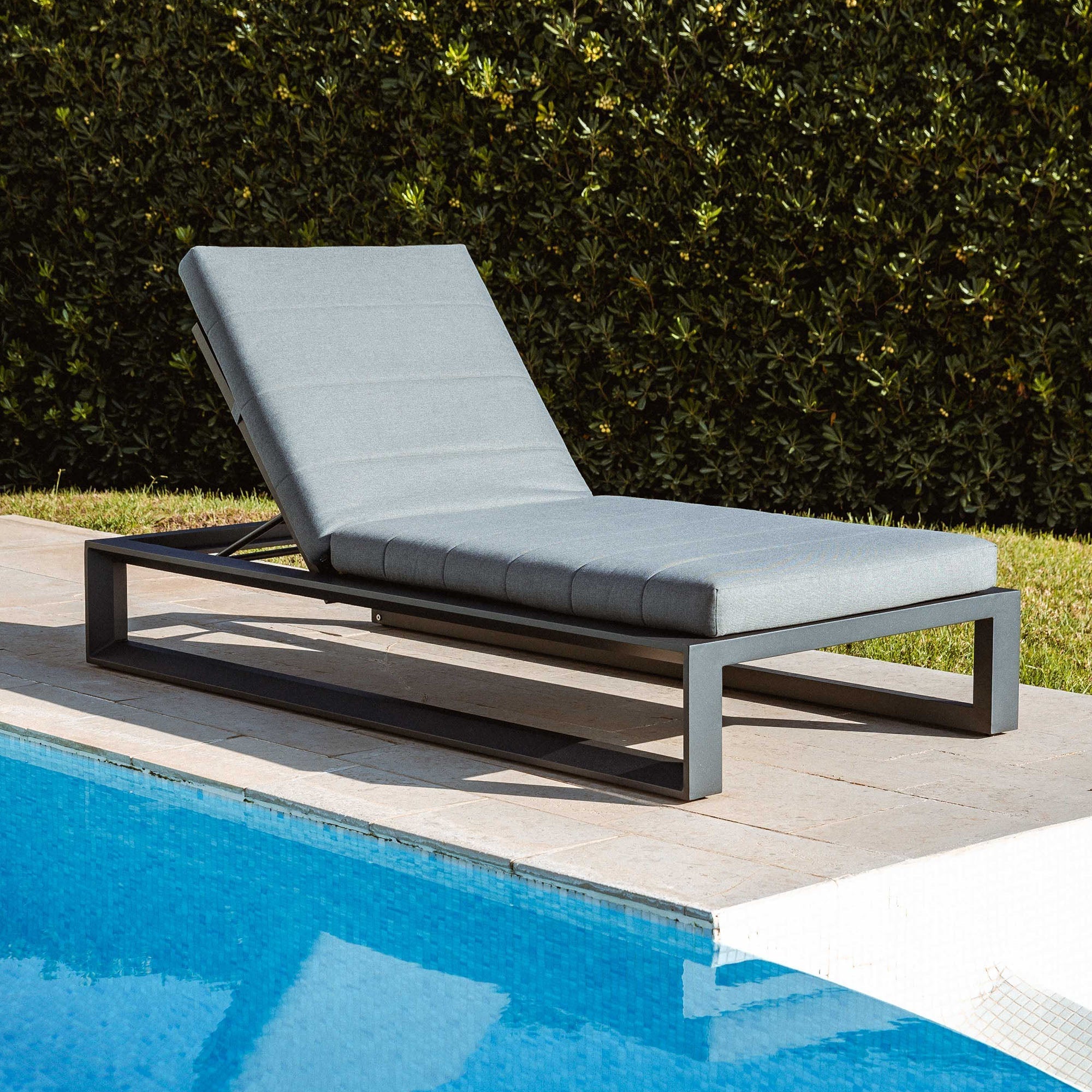 Transat de jardin Elba en aluminium et tissu anthracite, chaise longue pour extérieur, marque Meublot