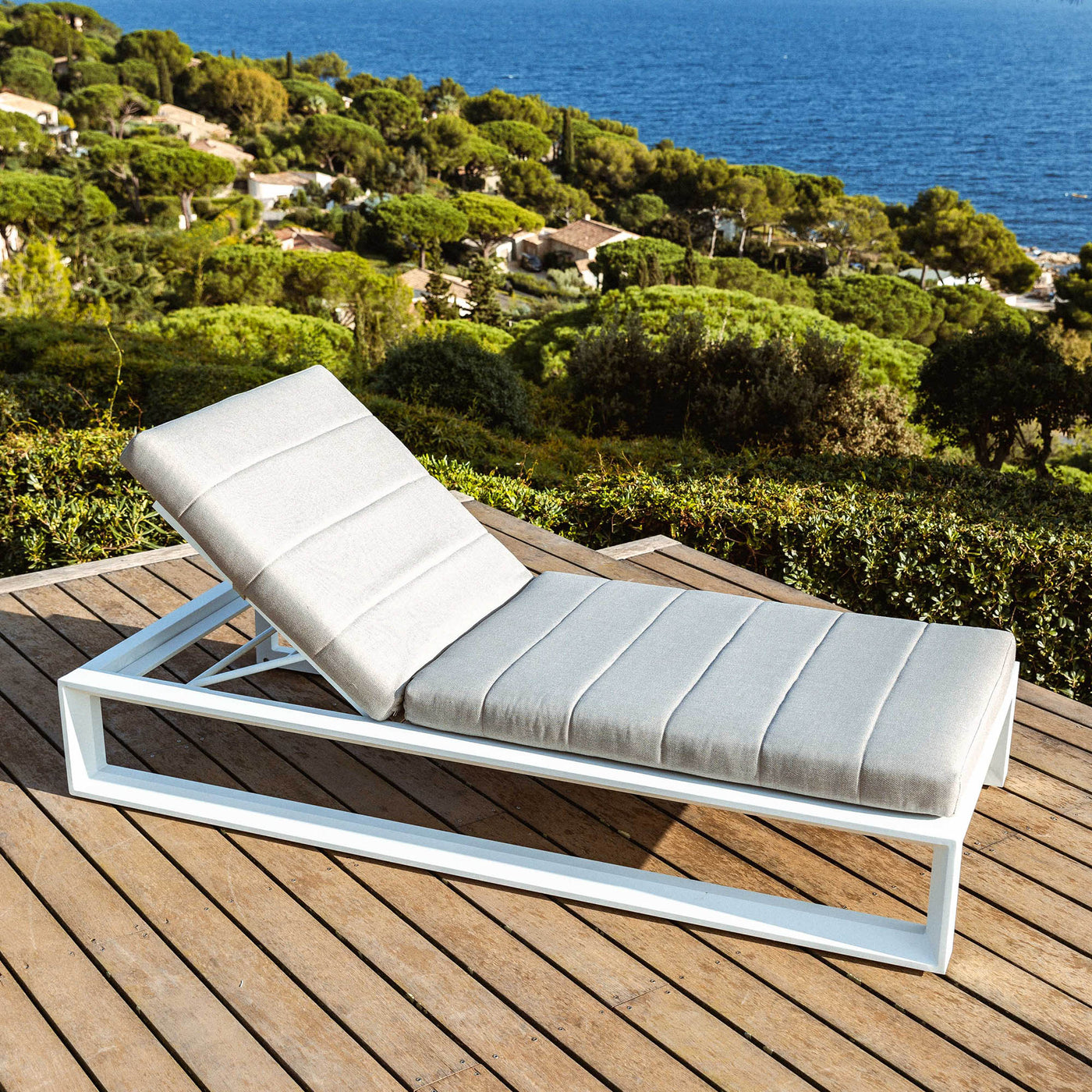 Transat de jardin Elba en aluminium blanc, bain de soleil confortable et léger pour l'extérieur, par Meublot.