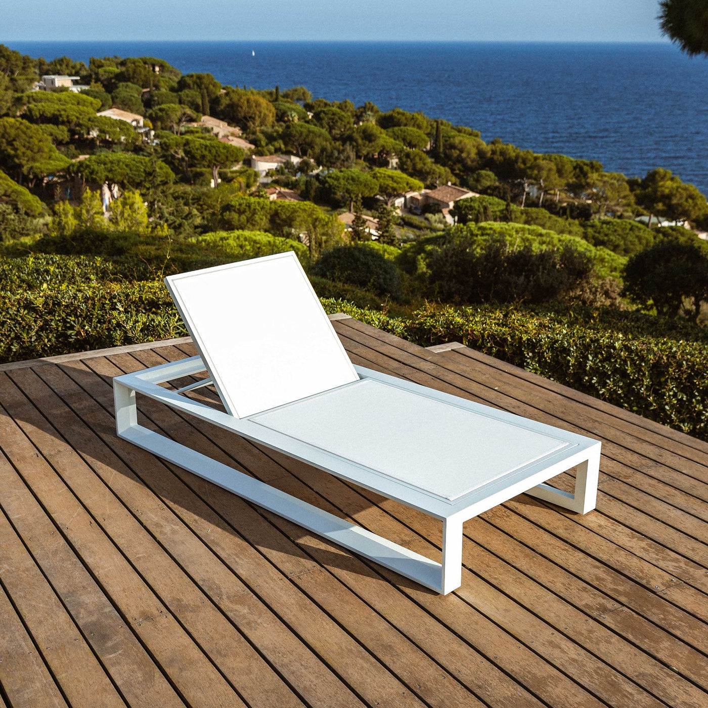 Transat de bain de soleil Elba en aluminium blanc, chaise longue de jardin Meublot, vue de côté avec coussin.