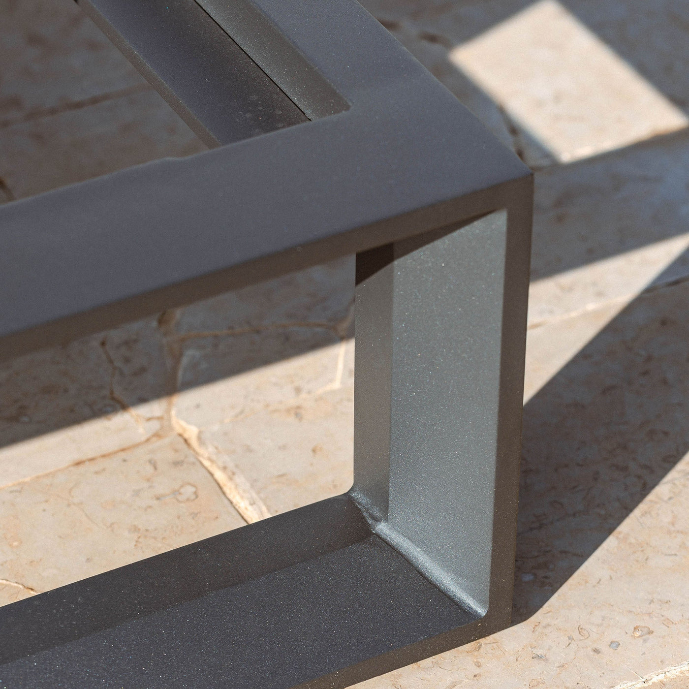 Transat de jardin Elba en aluminium, bain de soleil Meublot, couleur anthracite, avec coussins pour relaxation extérieure.