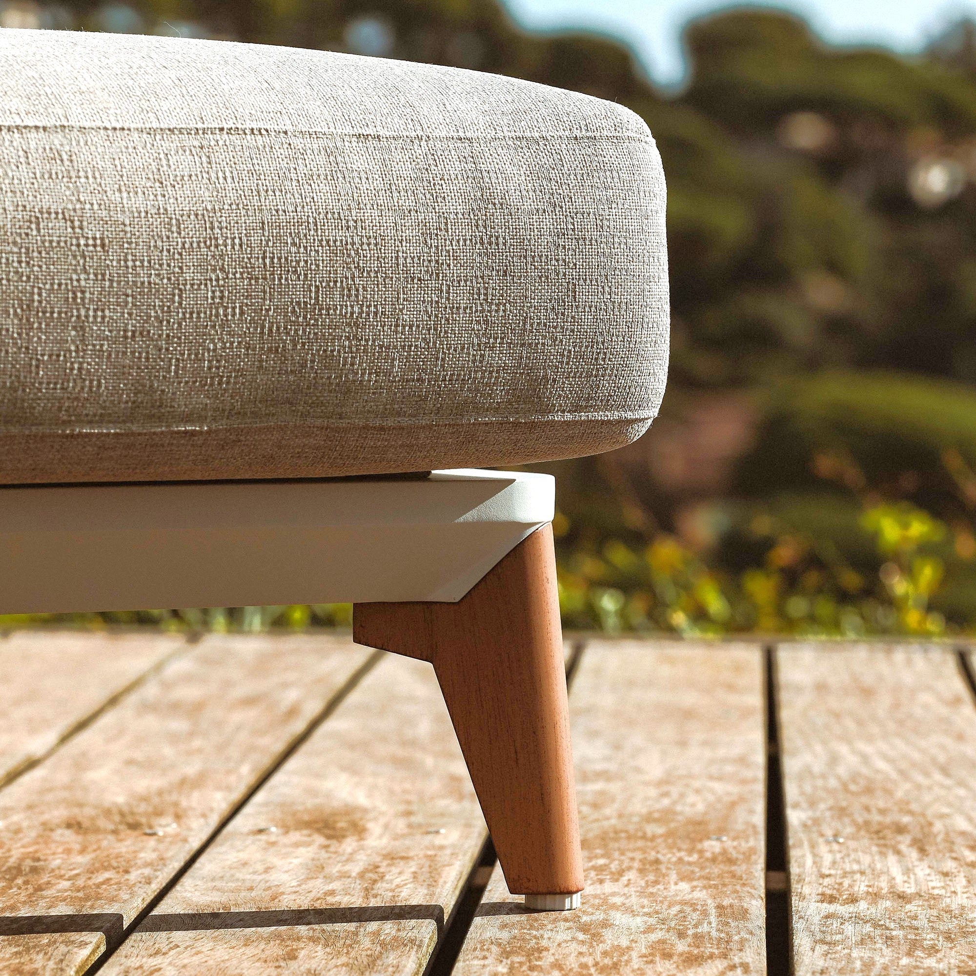 Transat Monte Carlo blanc de Meublot, fauteuil bain de soleil en plastique résistant, idéal pour bronzer extérieur.