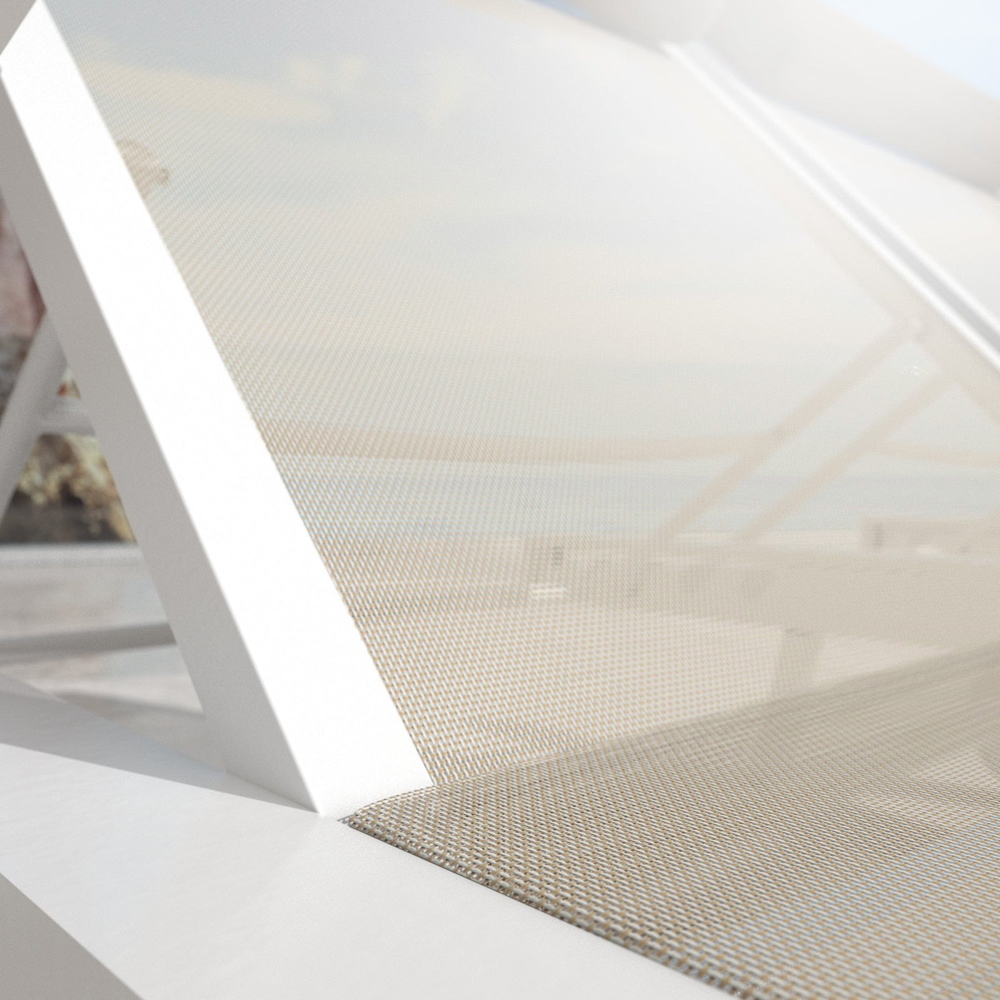 Transat Pirae de Meublot avec structure en beige, allongé et confortable pour bains de soleil en extérieur.