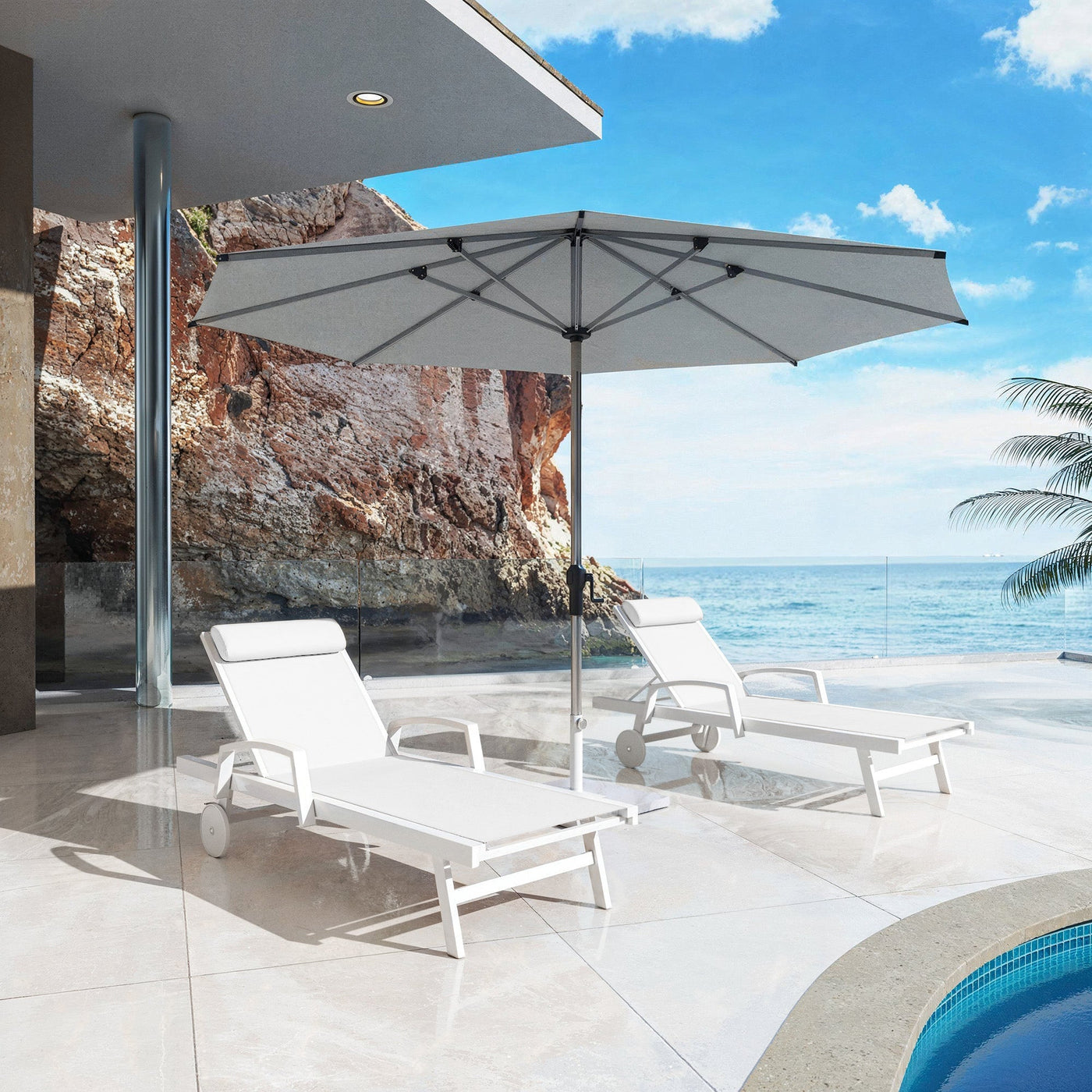 Transat Pirae de Meublot en bois avec coussin gris, idéal pour bains de soleil et détente extérieur.