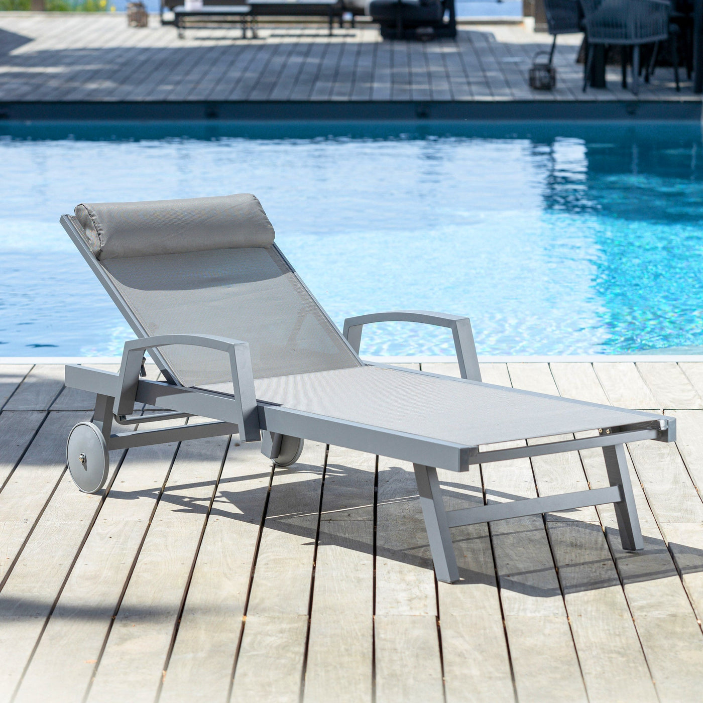 Transat Pirae de Meublot en gris avec dossier incliné, idéal pour se détendre au soleil, vu de face.